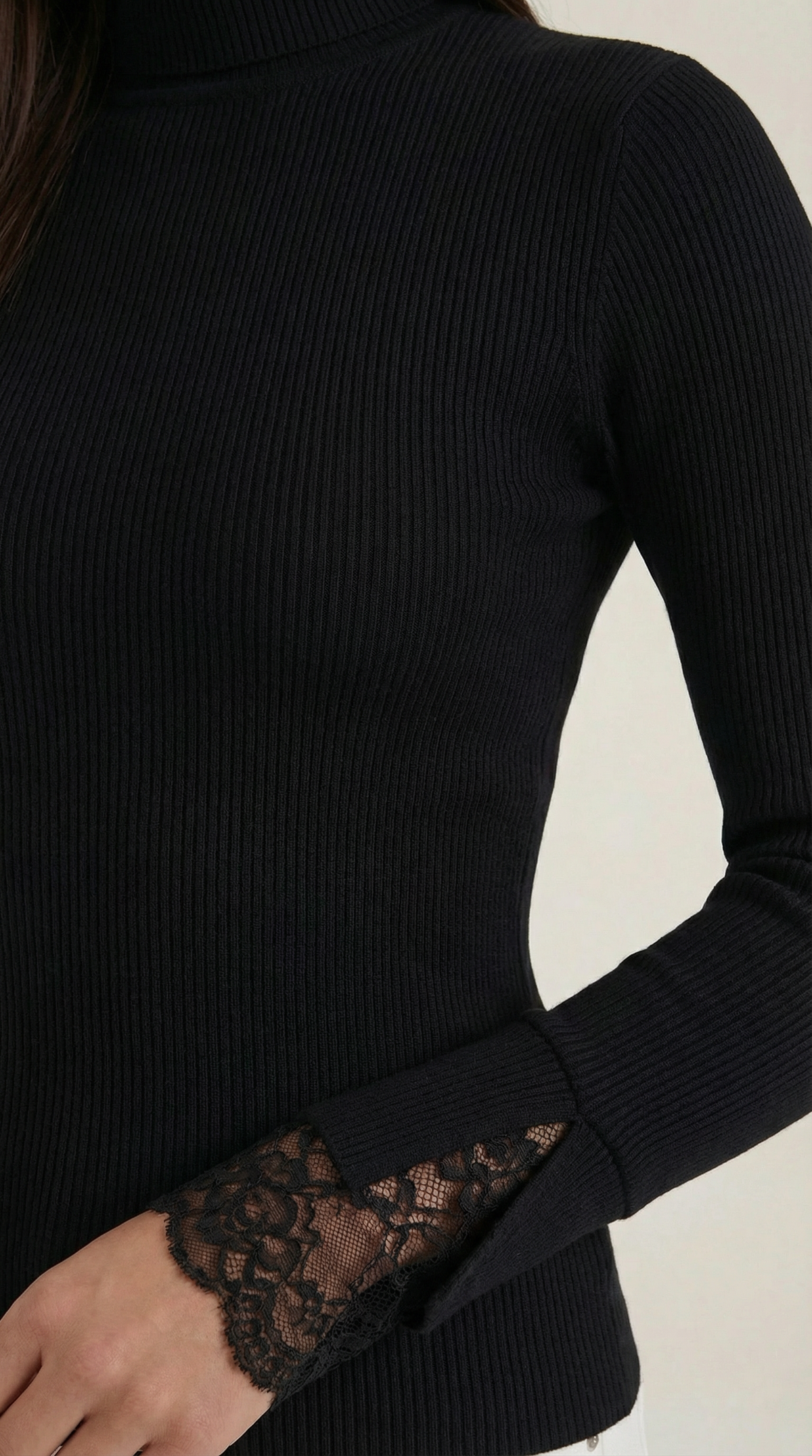 Suéter de cuello alto 'Beth' con puños de encaje texturizado